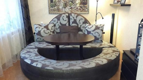 Kerek keret nélküli kanapé a vendégek kényelmes elrendezéséhez