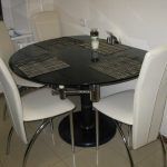 Rund bord och hög rygg stolar för köket