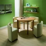Ronde tafel met stoelen van ongewone vorm