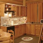 Cucina di pino in una casa di legno