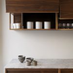 Perabot dapur yang diperbuat daripada walnut digabungkan dengan putih