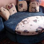 Katil sofa lembut yang kecil
