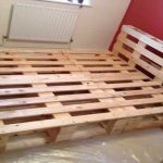 Nábytek z dřevěných palet - postel pro dávání a doma