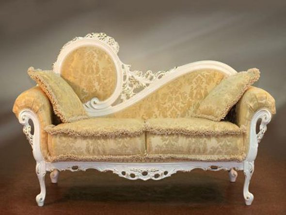 Piccolo divano morbido in stile barocco