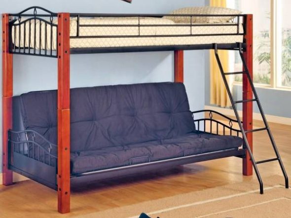 Neobvyklá loftová postel s dřevěnými sloupky a kovovými bytovkami