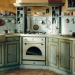 Ovanligt kök med inbyggd Provence stil ugnen