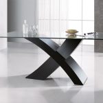 Ovanligt formade matbord och stolar