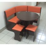 Orange kökshörna med bord och stolar