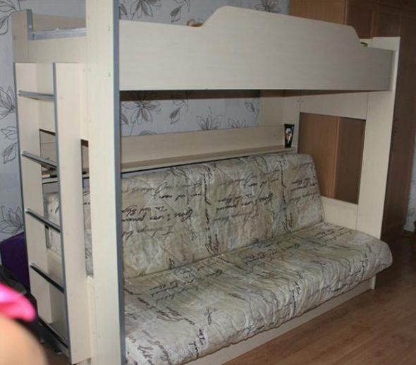 Odolný dřevěný rám pro podkrovní postel