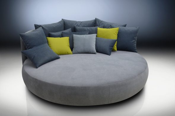 Enkel grå rund soffa
