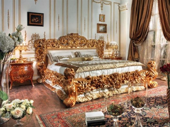 غرفة نوم فسيحة بسرير بالحجم الملكي