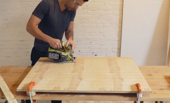 Sågning av plywood med en cirkelsåg