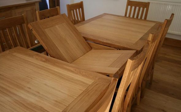 Posuvný jídelní stůl