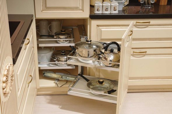 Posizionare i piatti nell'armadietto angolare