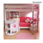 Růžová loftová postel s pohovkou a pracovním prostorem