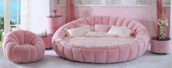 Růžová kulatá postel s měkkou růžovou pohovkou