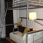 Stříbrná postel Ikea loft s pohovkou v přízemí