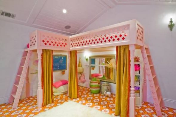 Katil merah jambu yang elegan untuk dua kanak-kanak perempuan