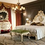Ylellinen makuuhuone barokin tyylisuunnassa