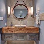 חדר אמבטיה מפואר בעיצוב עיטורי אגוז