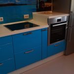 Blå kök med inbyggd ugn