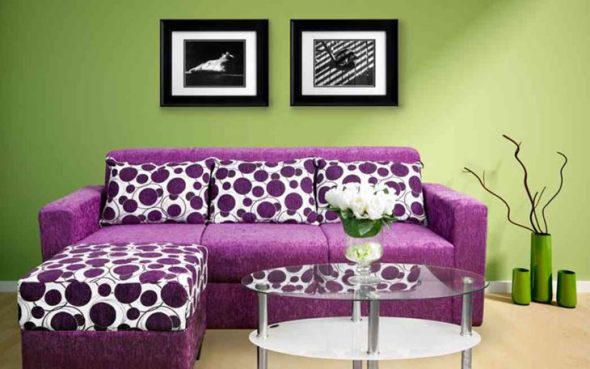Lilac sofa dengan bantal yang cantik