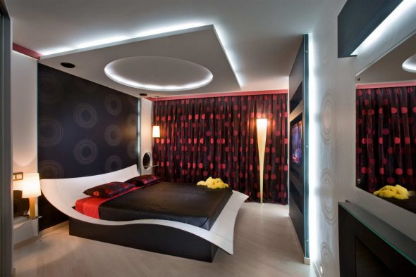 Hálószoba dizájner ággyal és többszintes hálószobás hálószobával, dizájner ággyal és többszintes mennyezettel