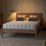 Loft-stijl slaapkamer met notenhouten meubels