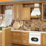 Stijlvolle houten keuken met decor