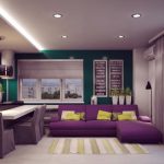 Stijlvolle kamer met een paarse sofa