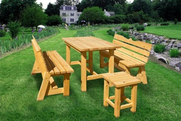 Pöytä ja tuolit vihreällä nurmikolla