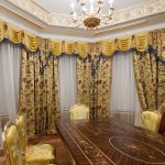 Salle à manger baroque lumineuse avec stuc doré et parquet artistique