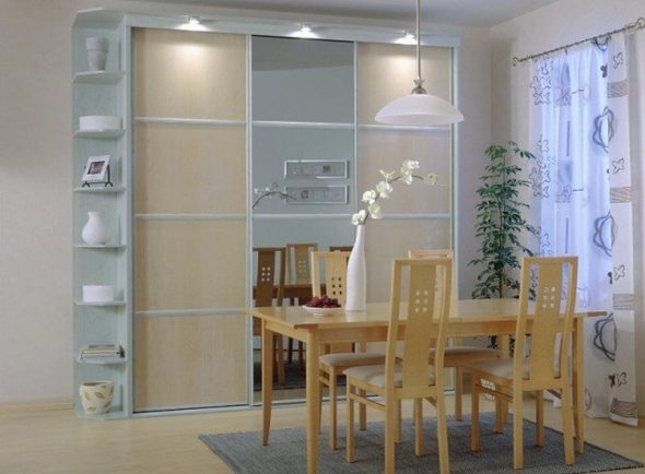Světlá skříň pro jídelní obývací pokoj