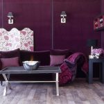 Tmavě fialová pohovka v obývacím pokoji