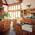 Comfortabele houten keuken, door u zelf gemaakt