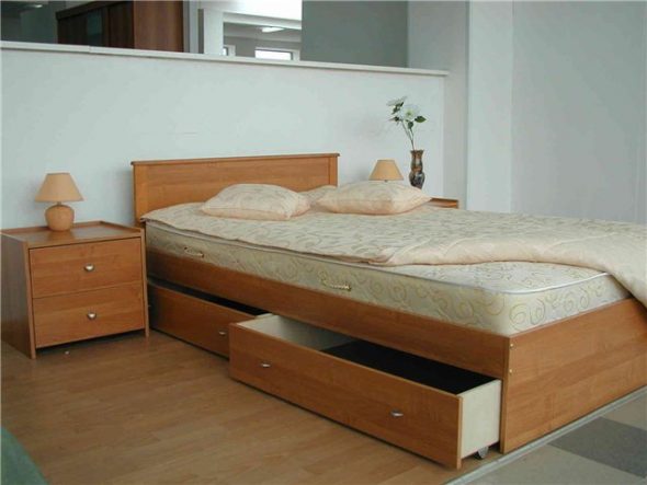 Pohodlná postel se zásuvkami