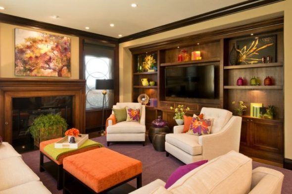 Mysigt vardagsrum med valnötfärgade möbler