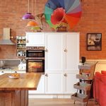 Dapur kecil yang selesa dengan warna-warna hangat