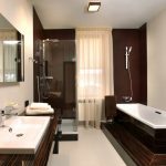 Bilik mandi dengan perabot kebersihan bentuk dan reka bentuk luar biasa