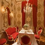 Chambre baroque petit déjeuner