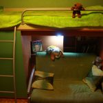 Zelená postel s pohovkou