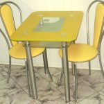 Gele glazen tafel voor een kleine keuken