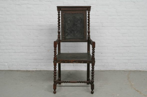 Antieke gebeeldhouwde stoel