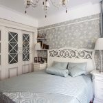 Lit blanc à haut dossier ajouré et armoires à portes vitrées dans le style provençal