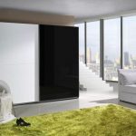 Fehér-fekete szekrény a minimalizmus stílusában