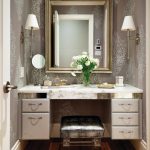 Bílý a zlatý toaletní stolek se zrcadlem