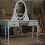 Meja persalinan putih dengan cermin bujur