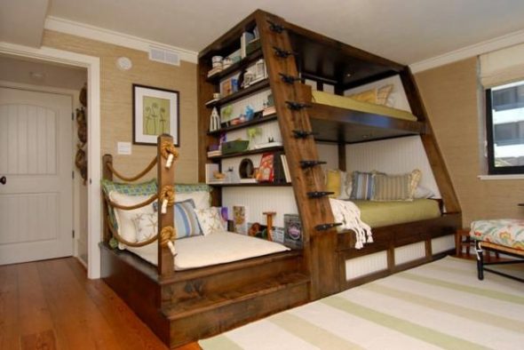 سرير بطابقين كبير مصنوع من الخشب