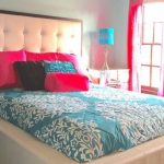 Velká a pohodlná manželská postel s měkkou čelo postele