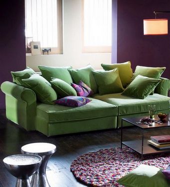 Färg soffa introduceras i inredningen av en annan färg.